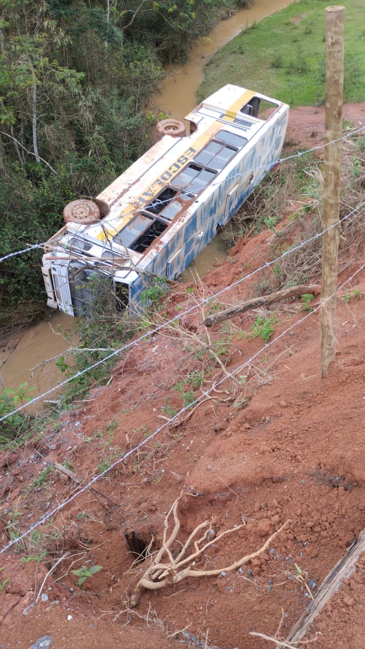 Nibus Escolar Tomba Na Zona Rural De Ant Nio Dias Plant O Policial