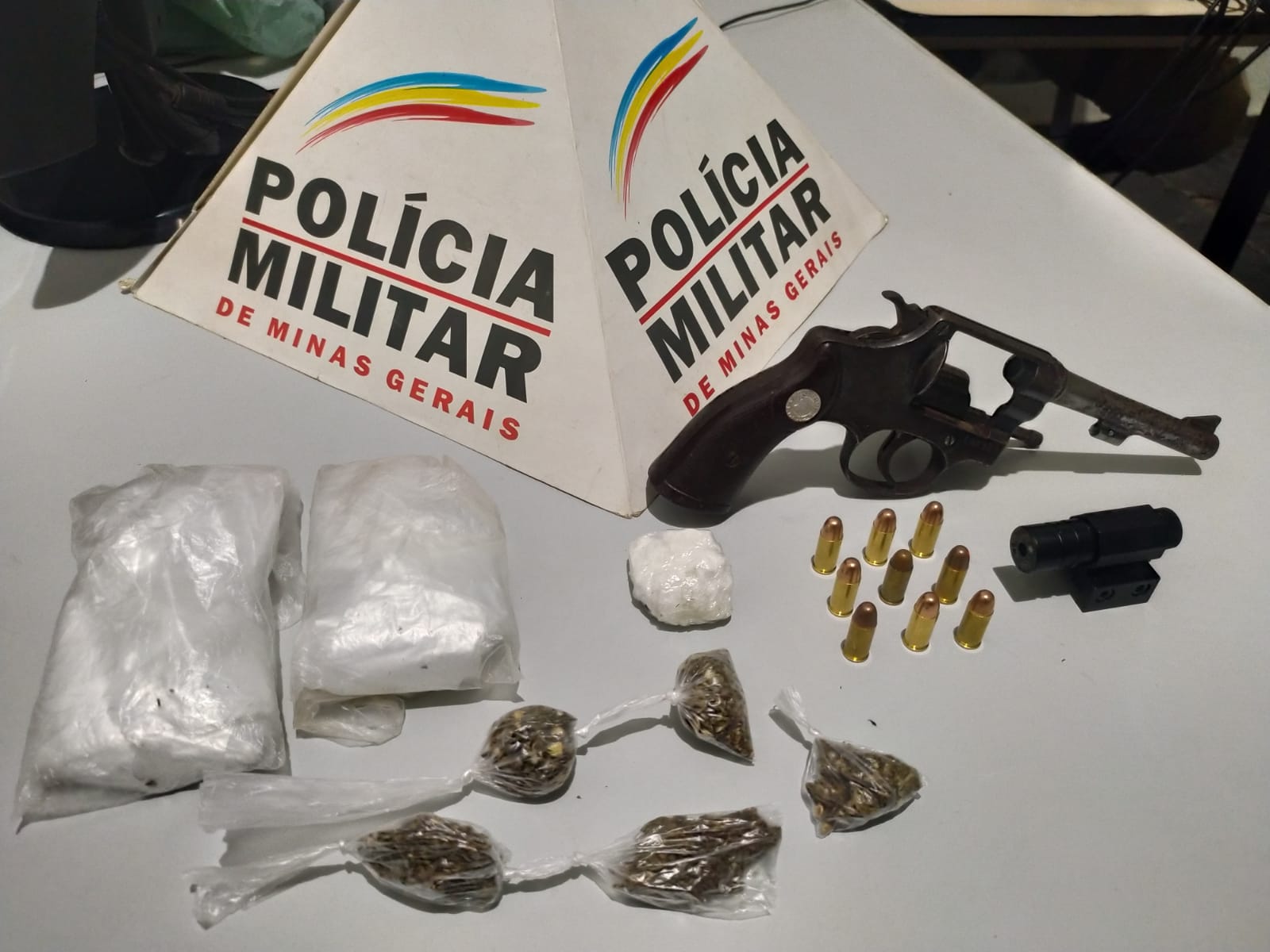 Pm Apreende Arma Muni O E Droga Durante Opera O No Planalto