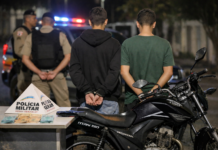 Adolescentes são apreendidos ao serem flagrados negociando motocicleta furtada