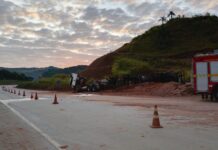 Carreta carregada com combustível tomba na BR-381, em Antônio Dias