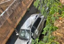 Carro cai em galeria pluvial após motorista perder o controle da direção em Ipatinga