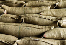 Homem é preso após ser flagrado com carga de café furtada da fazenda onde trabalhava em Caratinga
