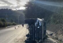 Automóvel tomba às margens da BR-116, em Santa Rita de Minas
