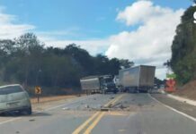 Acidente entre caminhão e carro interdita trecho da BR-381 entre Ipatinga e Belo Oriente