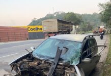 Motorista é arremessada para fora de carro após acidente na BR-381, em Ipatinga