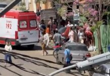 Carro desce rua, atravessa parede e invade recepção de unidade de saúde em Raul Soares; duas pessoas foram socorridas