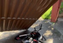Motociclista é preso após empinar moto, fugir da GCM e bater contra portão no Bom Jardim