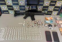 PM prende casal e apreende 173 pinos de cocaína e réplica de fuzil em Ubaporanga
